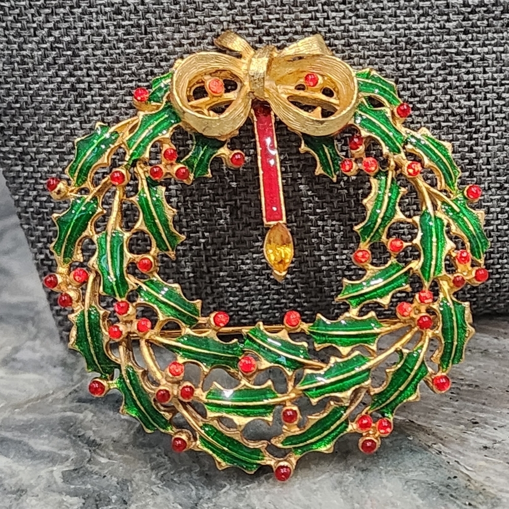 Enamled Christmas wreath on brooch
